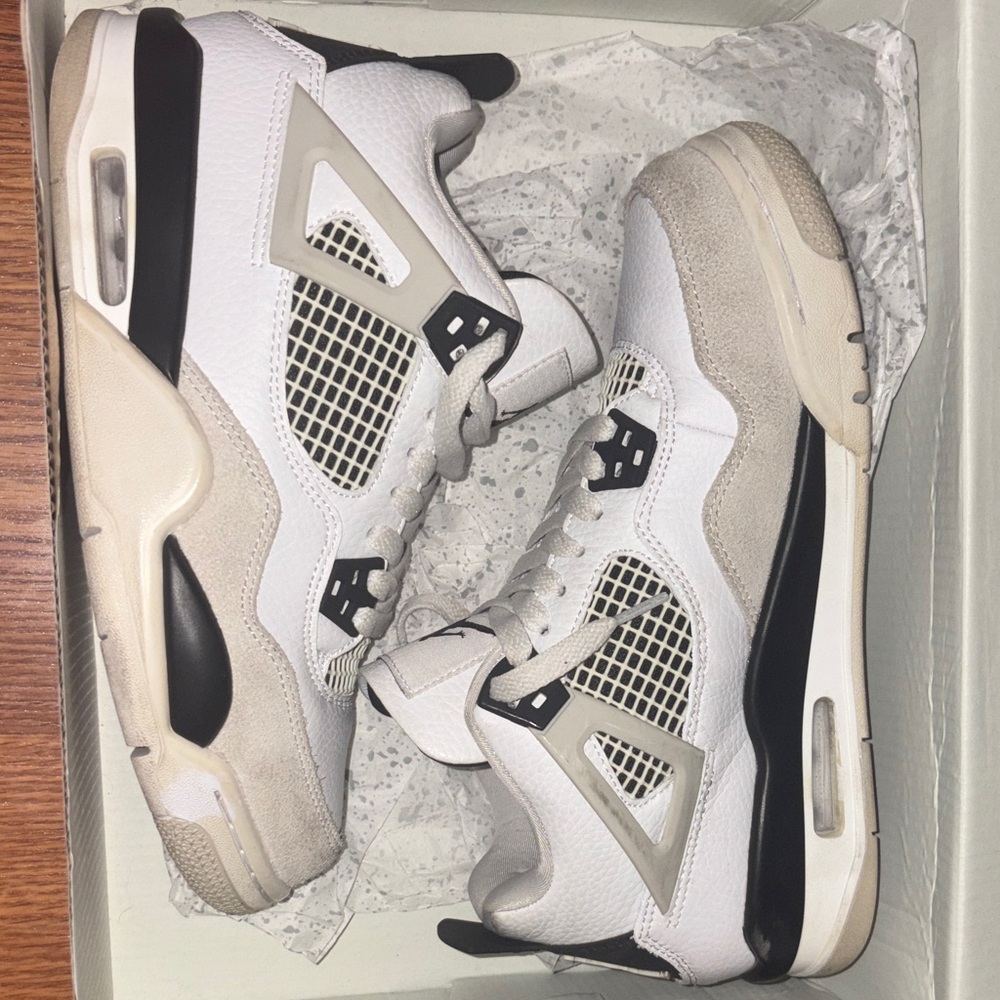 Military black jordan 4’s good condition minus the scuff on the front